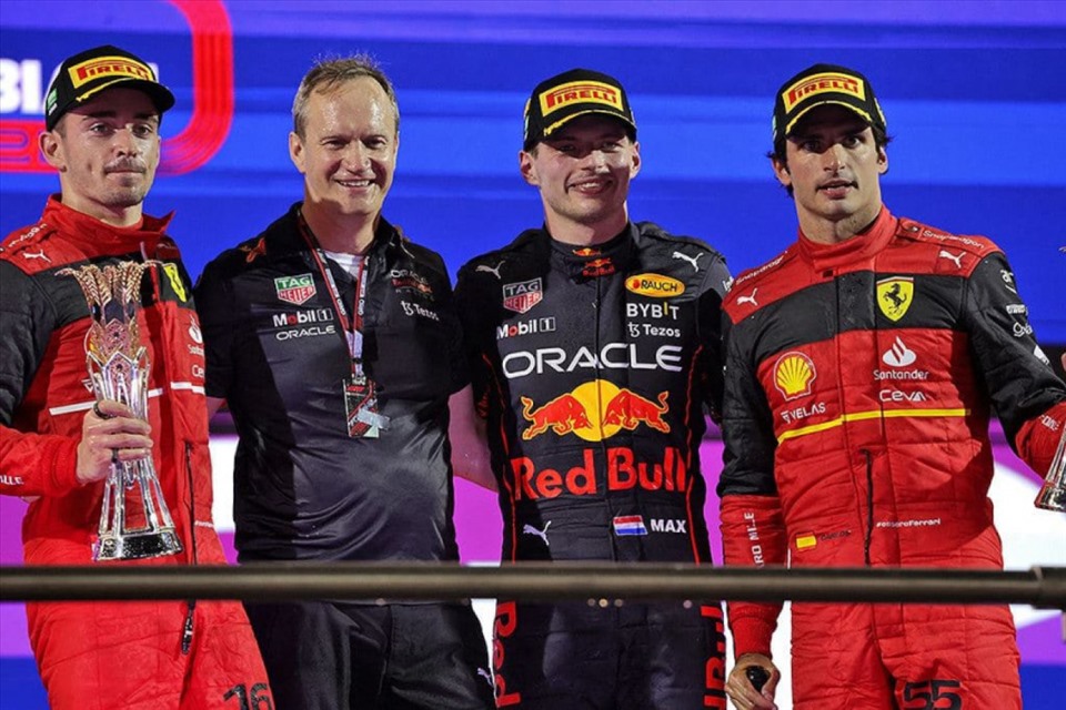 Đội Ferrari (áo đỏ) tiếp tục có 2 tay đua cùng đứng trên podium. Ảnh: Formula 1