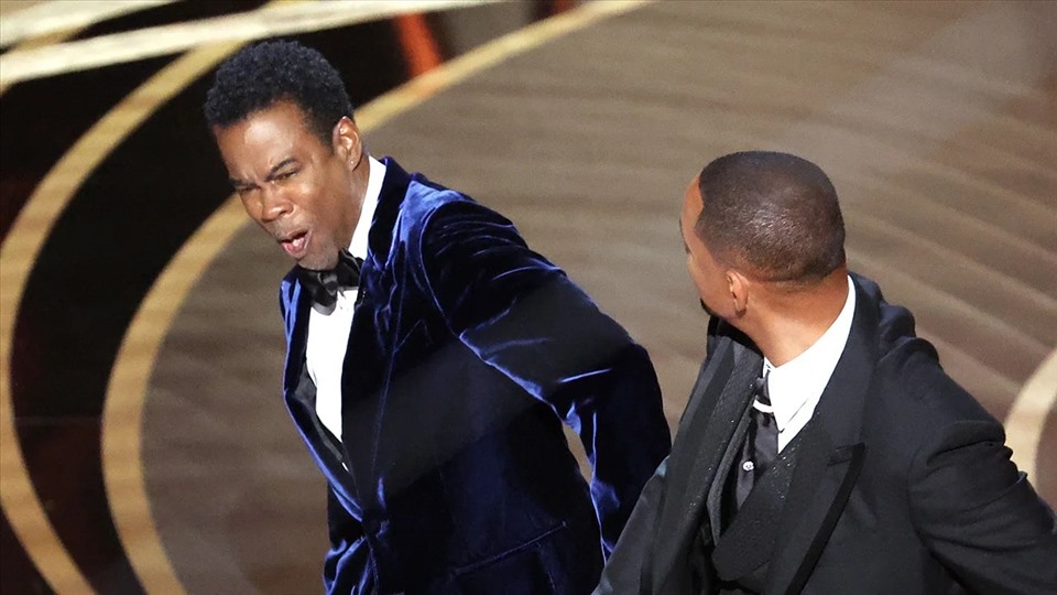 Will Smith đánh vào mặt Chris Rock trên sân khấu Oscar.
