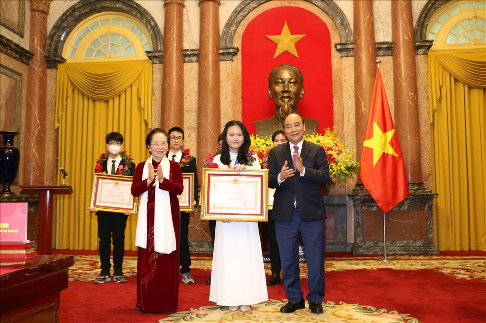 Nguyễn Lê Thảo Anh được Chủ tịch nước trao tặng nhận Huân chương Lao động hạng Nhì vì những thành tích học tập ấn tượng. Ảnh : NVCC