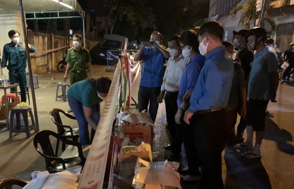 Công đoàn KKT Bình Định tổ chức cứu trợ khẩn cấp trong đêm tại một doanh nghiệp bị phong toả do COVID-19