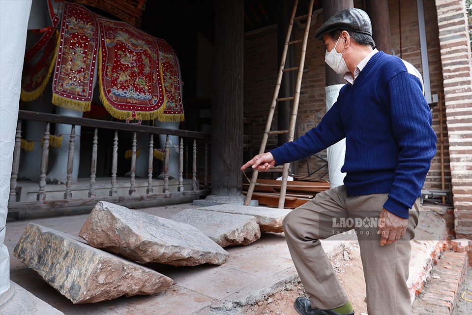 Ông Nguyễn Đăng Khoát thuộc Ban khánh tiết Đình Chèm chỉ vào những bậc thềm đang được sửa chữa cho biết: “Những tấm đá cổ hàng trăm năm chúng tôi vẫn giữ lại“.