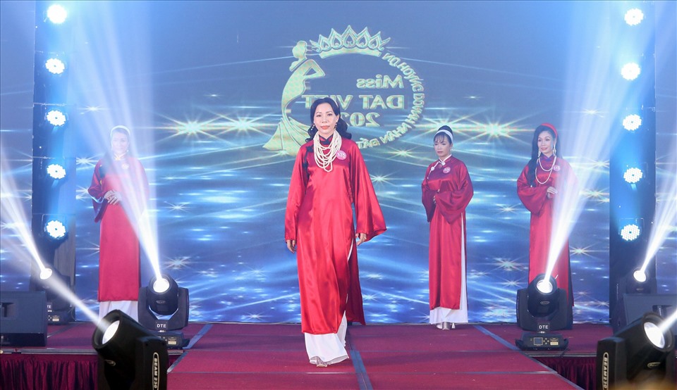 Phần thi áo dài đến từ thương hiệu áo dài Đức Minh của NTK Nguyễn Minh Đức – lấy cảm hứng từ nét đẹp thanh cao, quý phái của người phụ nữ Việt Nam thời xưa.