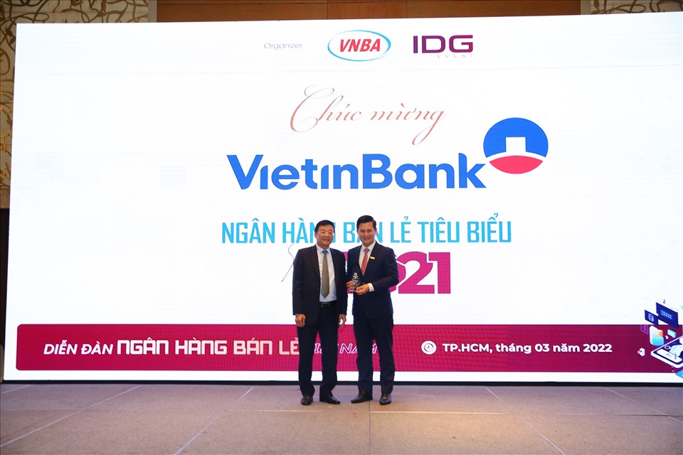 Phó Tổng Giám đốc Trần Công Quỳnh Lân đại diện VietinBank nhận giải thưởng