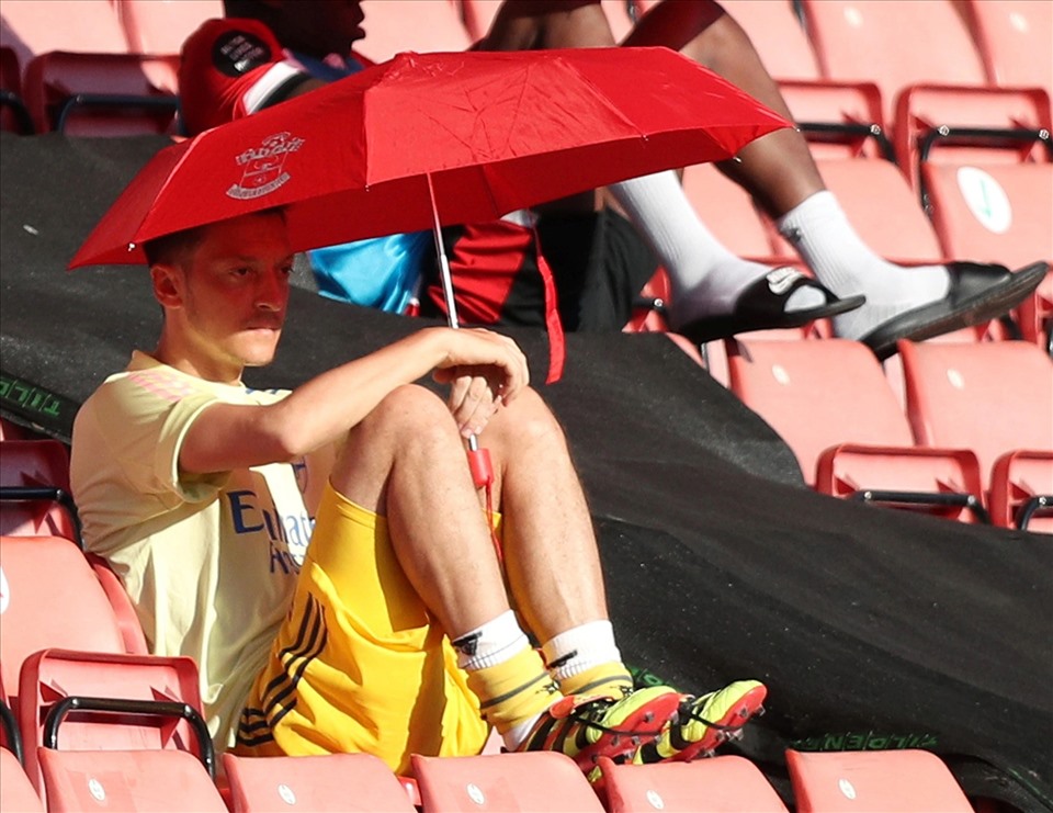 Ozil và hình ảnh nổi tiếng trong những ngày cuối ở Arsenal. Ảnh: AFP
