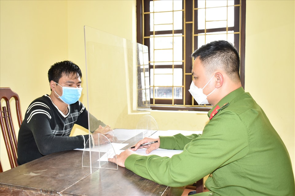 Cơ quan Cảnh sát điều tra Công an tỉnh Ninh Bình lấy lời khai đối với Phạm Văn Dũng. Ảnh: NT