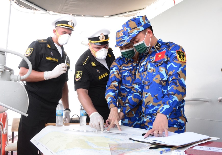 Thượng úy Nguyễn Tiến Duy (ngoài cùng bên phải) trao đổi với sĩ quan hàng hải Liên bang Nga về sơ đồ, quy chế các bài thi tại Army Games 2021. Ảnh: NVCC