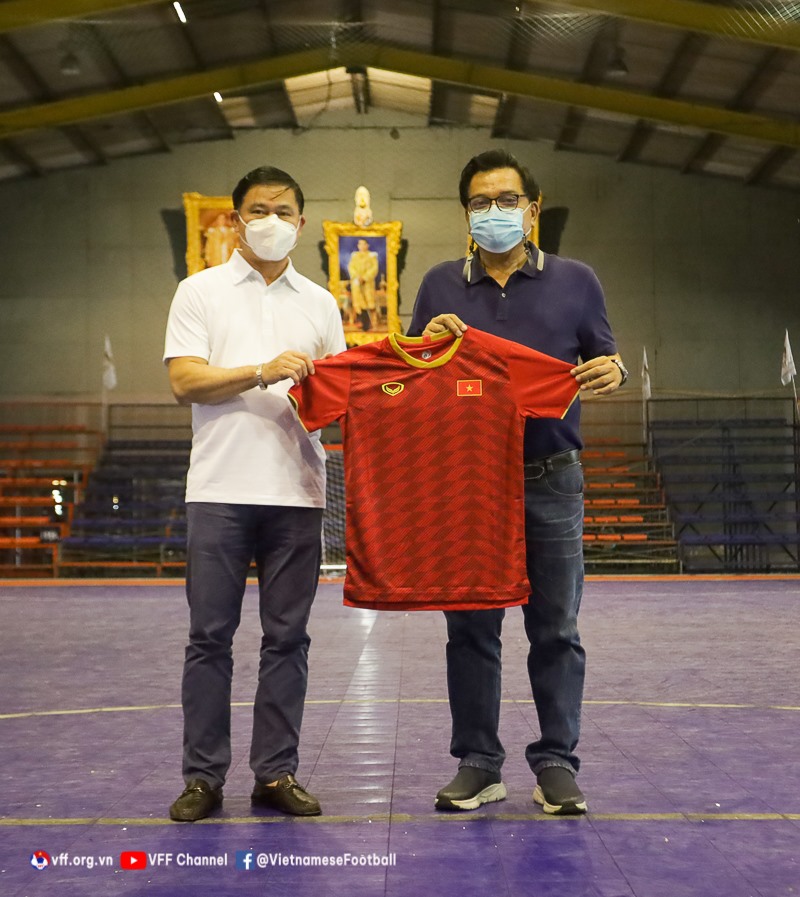 Trưởng đoàn Trần Anh Tú tặng áo thi đấu kỷ niệm cho đại diện câu lạc bộ Bangkok BTS trước trận đấu. Ảnh: VFF