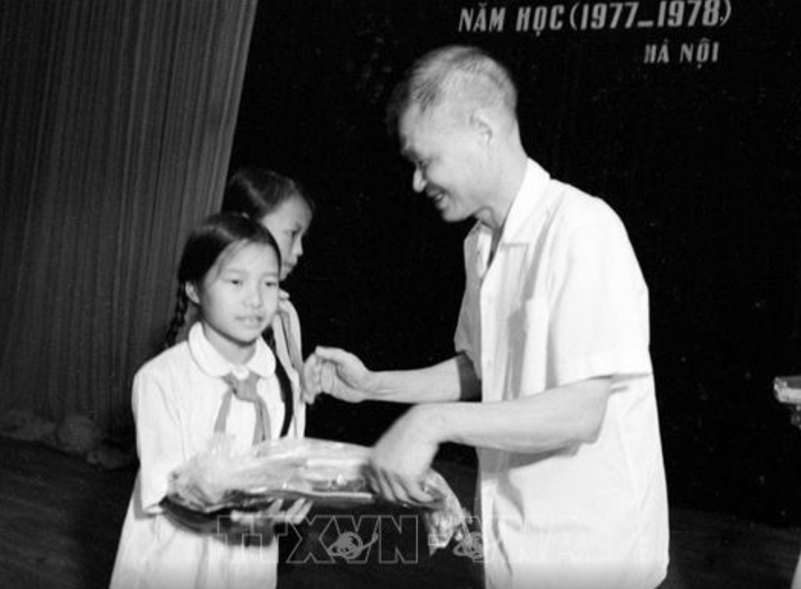 Đồng chí Lê Văn Lương trao phần thưởng cho các học sinh giỏi năm 1978. Ảnh TTXVN