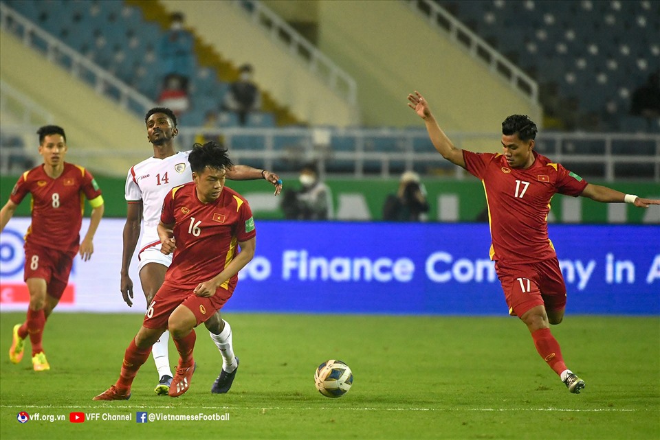 Vũ Văn Thanh (phải) là cầu thủ bị chấm điểm thấp nhất của tuyển Việt Nam ở trận đấu với Oman. Ảnh: VFF