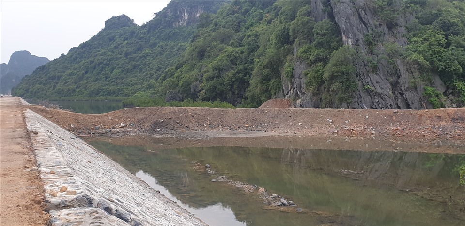 Người dân tự ý mở đường kết nối vào đường ven biển Hạ Long - Cẩm Phả nhưng vẫn chưa được xử lý. Ảnh: Nguyễn Hùng
