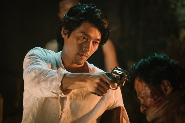 Hyun Bin và vai phản diện ở phim điện ảnh “Cuộc đám phán sinh tử“. Đây là vai diễn được khen ấn tượng bậc nhất trong sự nghiệp của Hyun Bin. Ảnh: NS