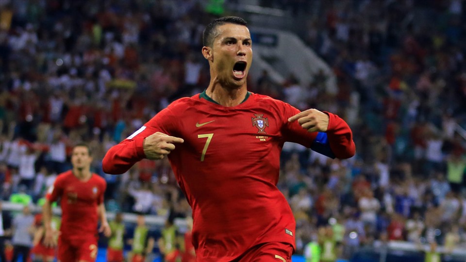 Ronaldo quyết tâm đưa Bồ Đào Nha đến World Cup. Ảnh: si.com