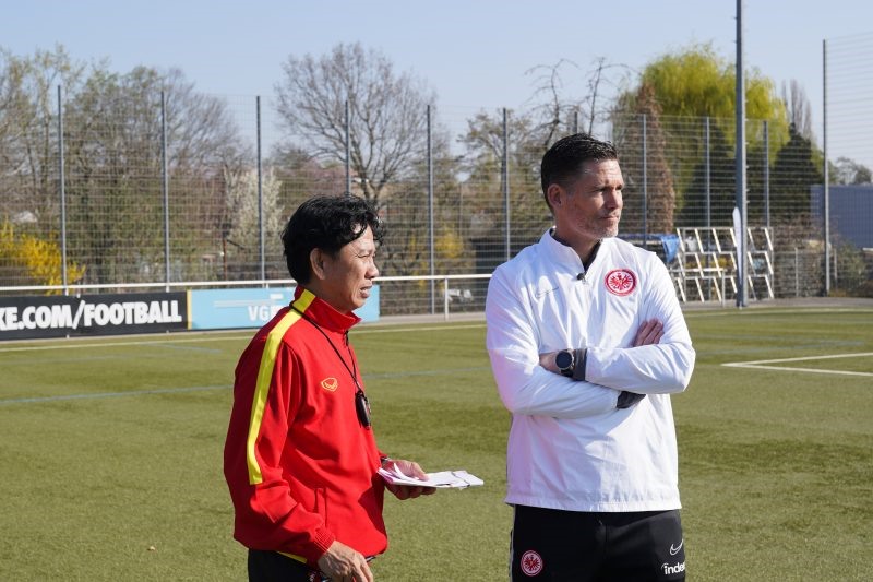 Huấn luyện viên Nicolai Adam và huấn luyện viên trưởng Hoàng Anh Tuấn trao đổi về các tài năng Việt Nam. Ảnh: VFF