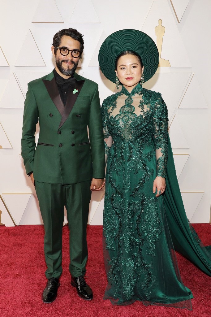 Kelly Marie Trần tự tin xuất hiện với tà áo dài trên thảm đỏ lễ trao giải Oscar lần thứ 94. Ảnh: Xinhua