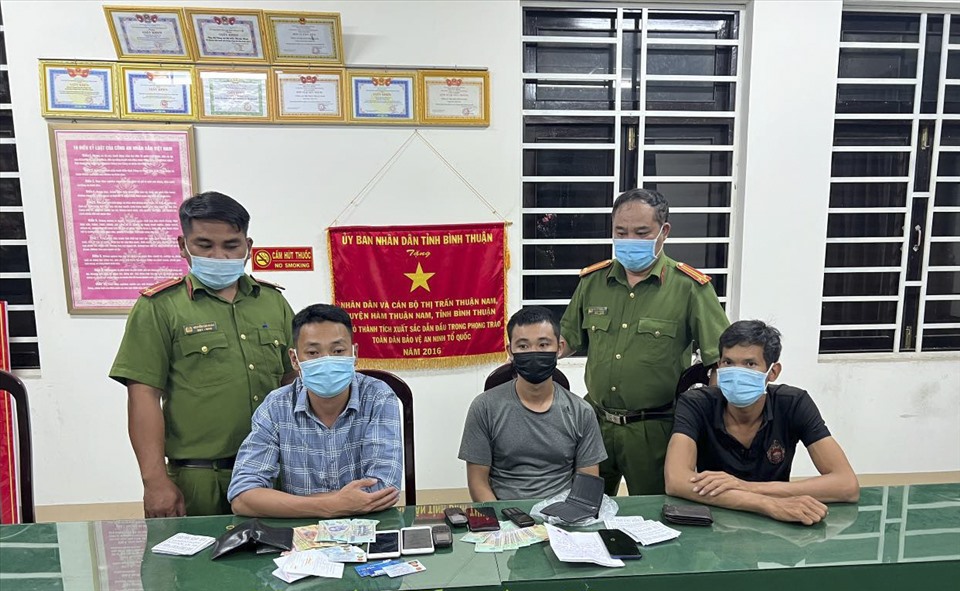 3 đối tượng rải tờ rơi “hỗ trợ vay vốn” bị công an thị trấn Thuận Nam bắt quả tang. Ảnh: NTN