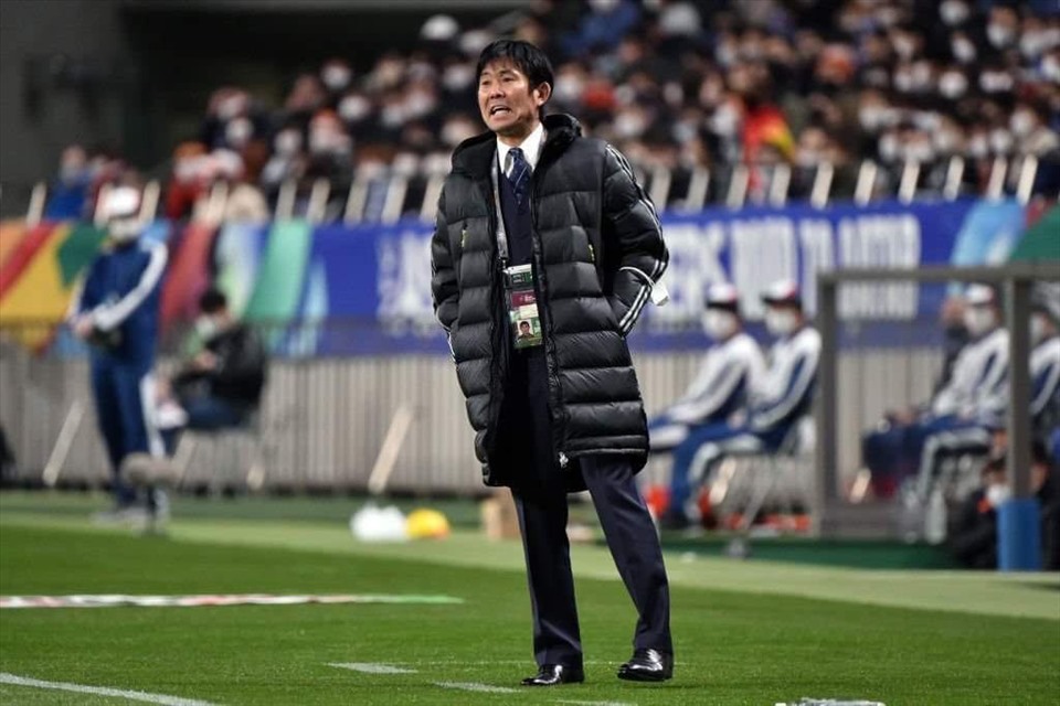 Huấn luyện viên Moriyasu liên tục chỉ đạo học trò bên ngoài đường biên. Ảnh: AFP