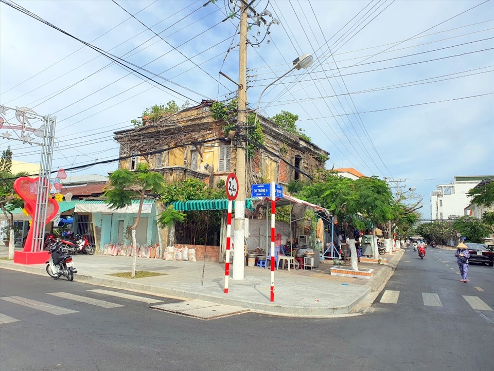 Di tích cấp tỉnh, nơi tiếp quản, treo cờ tiếp quản đầu tiên của chính quyền Việt Minh năm 1945 nằm ngay góc đường, kế bên UBND phường 3, Thành phố Bạc Liêu xuống cấp trầm trọng, chờ hạ giải. Ảnh: Nhật Hồ