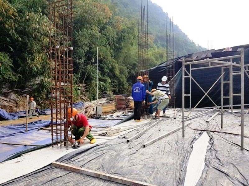 UBND huyện Hoa Lư, giám sát việc tháo dỡ các công trình vi phạm trong vùng Di sản Tràng An. Ảnh: Diệu Anh