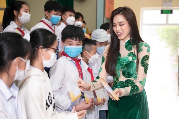 Tại đây, Hoa hậu trao tặng 30 suất học bổng cho trường THCS xã Cầu Lộc và hỗ trợ 30 triệu đồng cho trường mầm non xã Cầu Lộc để mua dụng cụ học tập.