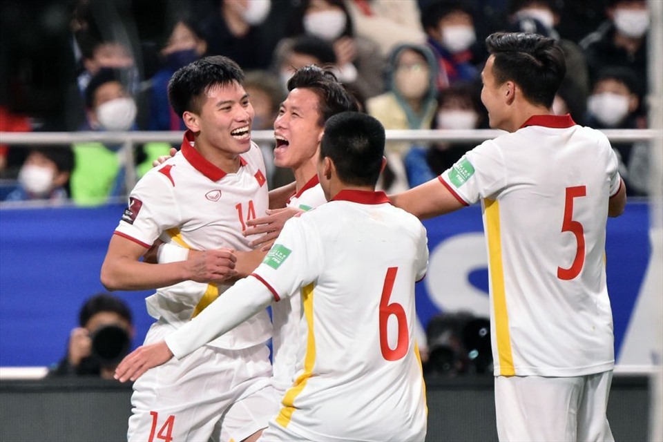 Trung vệ Thanh Bình là cầu thủ Việt Nam đầu tiên ghi bàn vào lưới đội tuyển Nhật Bản. Ảnh: AFP