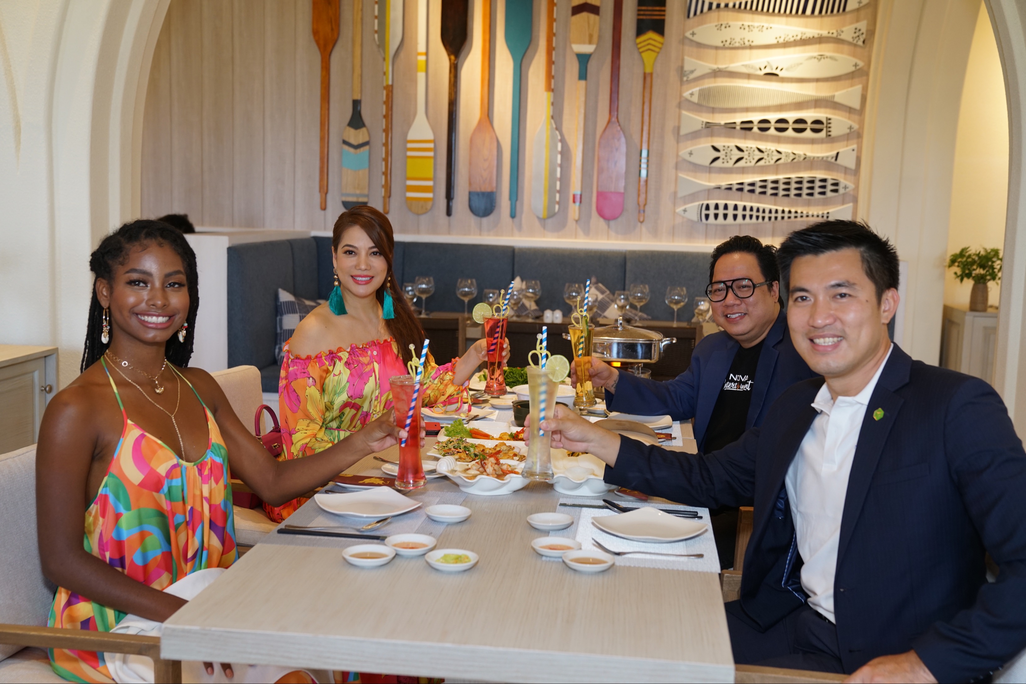 Hoa hậu Destiny, Trương Ngọc Ánh, Tùng Leo thưởng thức bữa trưa trong không gian nhà hàng Marina Club, và thích thú với hải sản tươi được chế biến tại chỗ và nhiều món đặc trưng ẩm thực địa phương.
