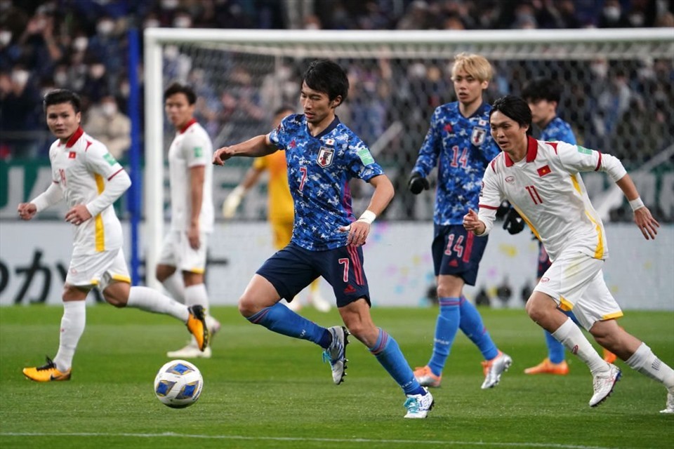 Bước sang hiệp 2, tuyển Nhật Bản chủ động gia tăng sức ép để tìm bàn gỡ.