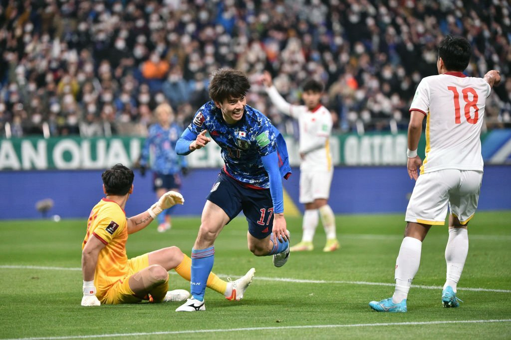 Trong hiệp 2, tuyển Nhật Bản 2 lần đưa được bóng vào lưới của thủ môn Nguyên Mạnh nhưng đều bị trọng tài từ chối.