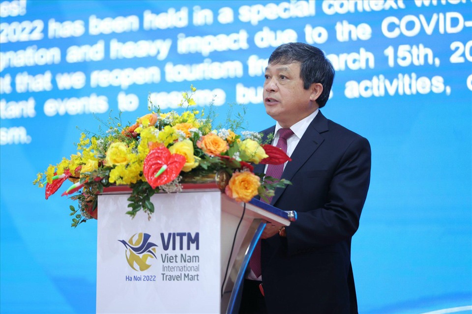 Thứ trưởng Bộ VHTTDL - Đoàn Văn Việt phát biểu tại Hội chợ VITM Hà Nội 2022. Ảnh: Tuấn Nam