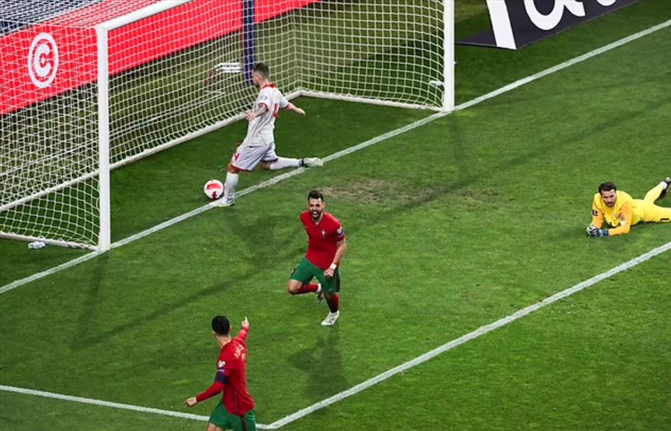 Bồ Đào Nha vượt lên dẫn trước sau hơn 30 phút thi đấu, sau pha phối hợp của Ronaldo và Fernandes. Ảnh: UEFA