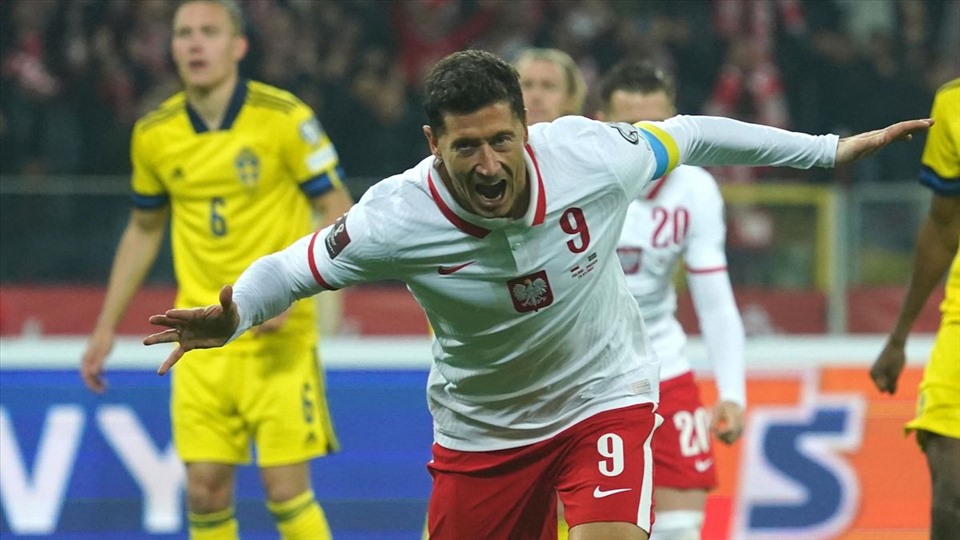 Robert Lewandowski ghi 1 trong 2 bàn thắng của đội tuyển Ba Lan, vượt qua Thụy Điển để có kỳ World Cup thứ hai liên tiếp. Ảnh: Eurosport