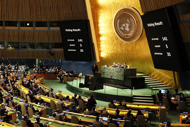 Đại hội đồng Liên Hợp Quốc bỏ phiếu yêu cầu Nga rút ngay khỏi Ukraina. Ảnh: AFP