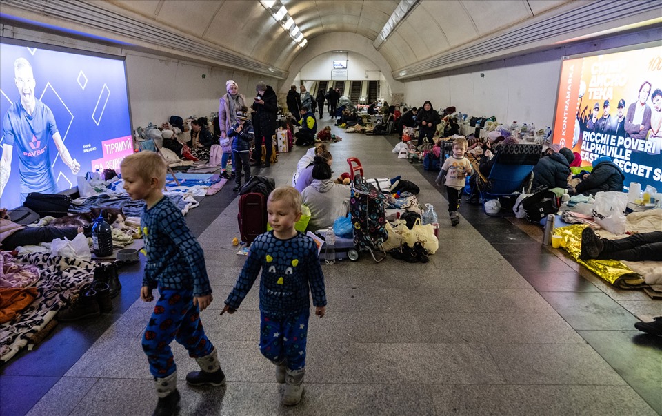 Người dân Kiev trú ẩn dưới ga tàu điện ngầm. Ảnh: CNN