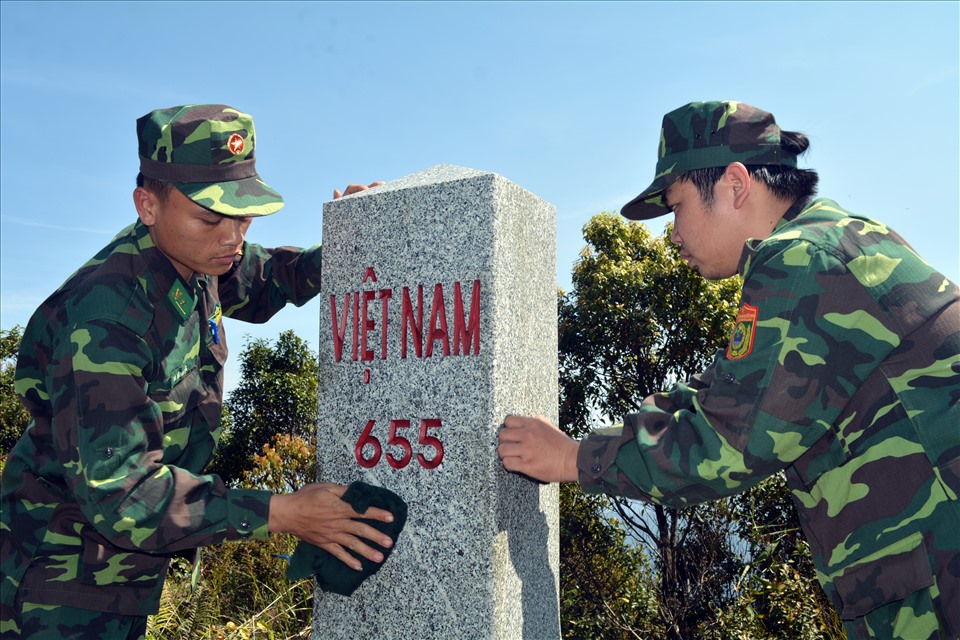 Sau gần hai ngày, tổ tuần tra đã đến cột mốc 655, mốc xa nhất trên tuyến biên giới Việt – Lào do đơn vị phụ trách. Tổ tuần tra lau chùi, làm vệ sinh cột mốc, sau đó làm nghi thức chào cột mốc.