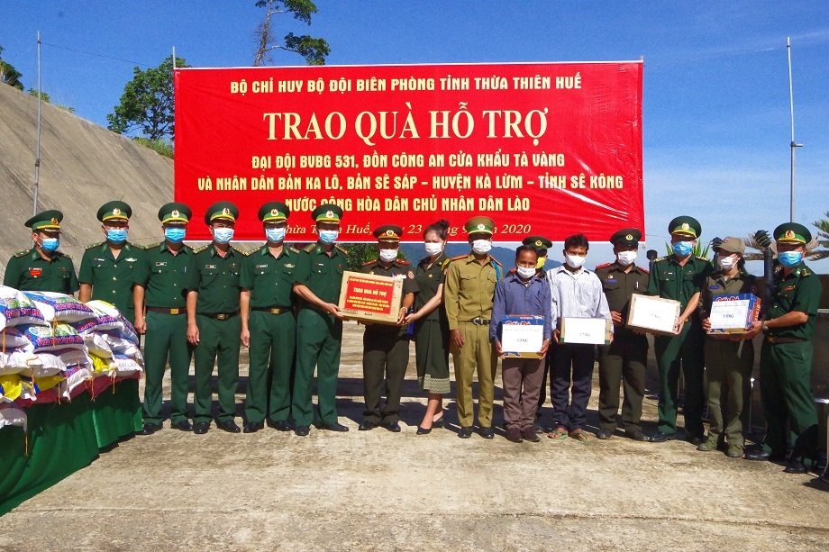 BĐBP Thừa Thiên Huế phối hợp chặt chẽ với lực lượng vũ trang nước bạn Lào trong thực hiện nhiệm vụ quản lý, bảo vệ biên giới quốc gia, kịp thời hỗ trợ vật tư y tế trong công tác phòng, chống dịch.