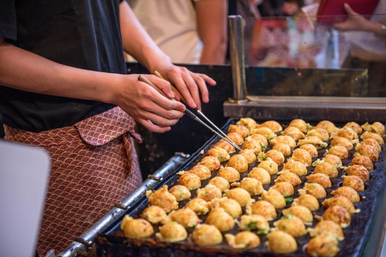 Takoyaki là những miếng bạch tuộc nấu chín nhỏ bên trong những viên bột bánh xèo Nhật Bản.