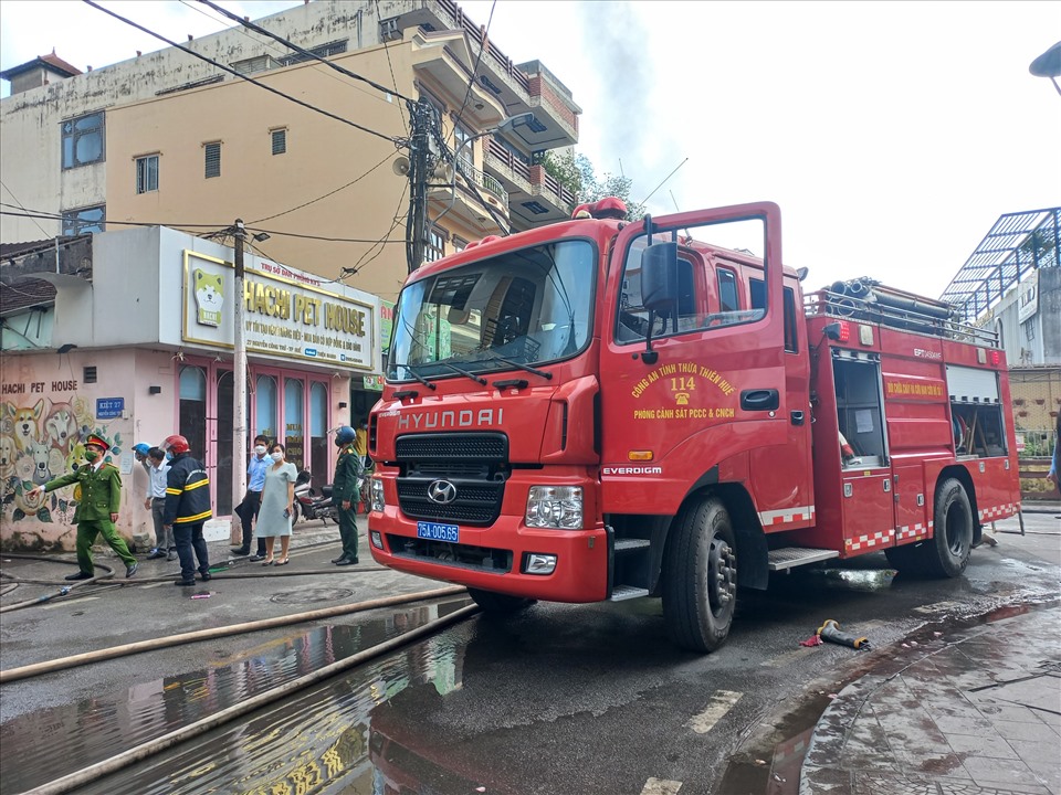 Nhận được tin báo, lực lượng chức năng tỉnh Thừa Thiên Huế đã có mặt, cùng các xe chữa cháy để triển khai công tác dập lửa.