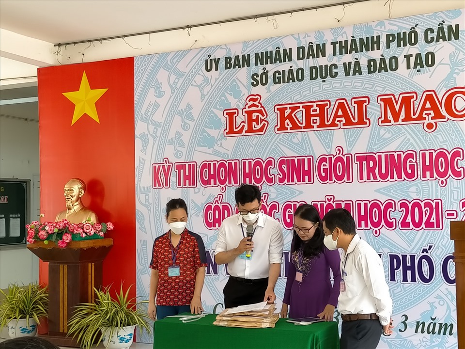 Bà Nguyễn Thị  Phương Dung - Phó Giám đốc Giáo dục và Đào tạo tỉnh Bình Dương cùng các chuyên viên xác nhận bì đựng đề thi còn nguyên vẹn dấu niêm phong, không chắp vá.