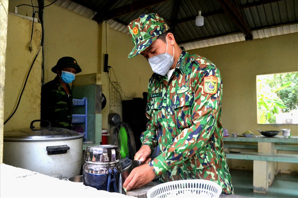 Sau những giờ tăng cường tuần tra, đích thân chốt trưởng Lê Văn Nguyên phụ trách làm thức ăn đãi đồng đội trong Ngày Biên phòng. Ảnh: LT