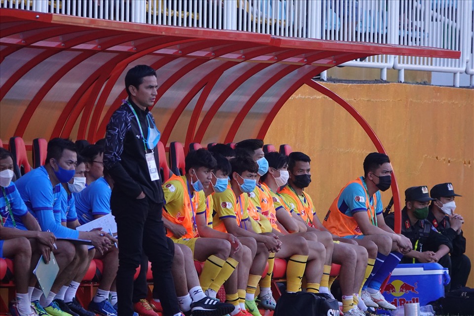 Kiatisak cảm nhận rõ những khó khăn đang chờ đợi ông cùng Hoàng Anh Gia Lai ở V.League 2022. Ảnh: Nguyễn Đăng