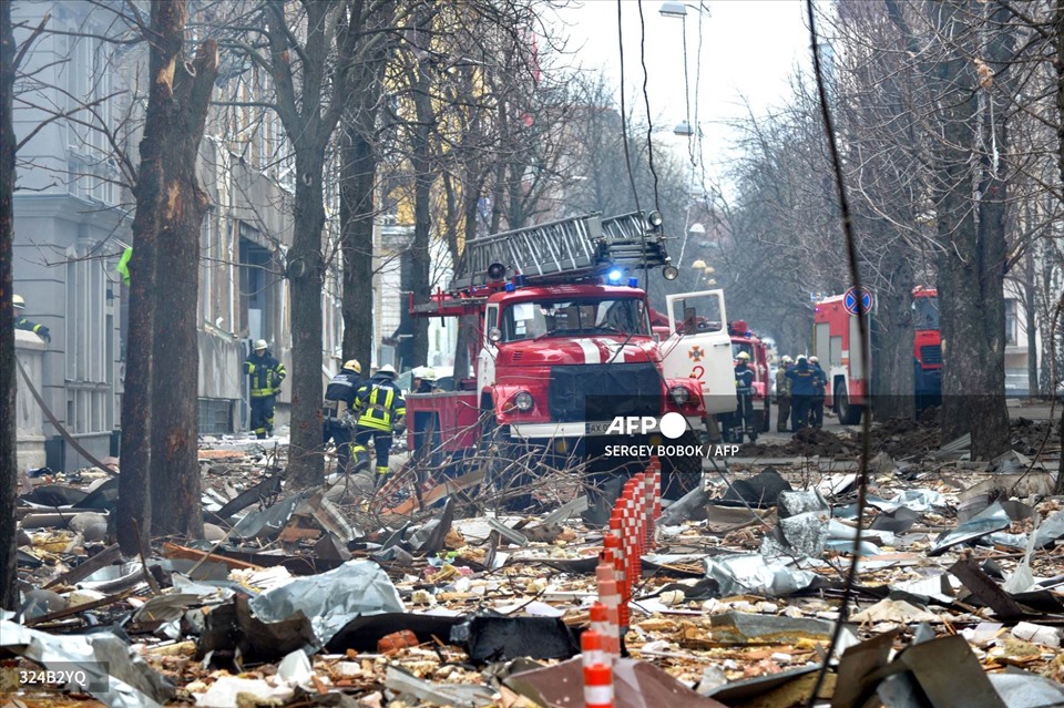 Lính cứu hỏa dập đám cháy trong khu phức hợp đặt trụ sở cơ quan an ninh Ukraina (SBU) khu vực Kharkiv và cảnh sát khu vực, được cho là bị trúng đạn trong cuộc pháo kích của Nga, ngày 2.3.2022. Ảnh: AFP