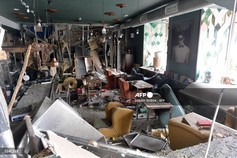 Một quán cà phê bị phá huỷ sau cuộc pháo kích của lực lượng Nga tại Quảng trường Hiến pháp ở Kharkiv, thành phố lớn thứ hai của Ukraina, ngày 2.3.2022. Ảnh: AFP