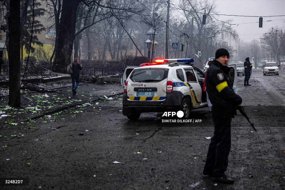 Cảnh sát đứng gác tại địa điểm xảy ra cuộc không kích ngày 2.3.2022 vào tháp truyền hình chính của Kiev. Ảnh: AFP