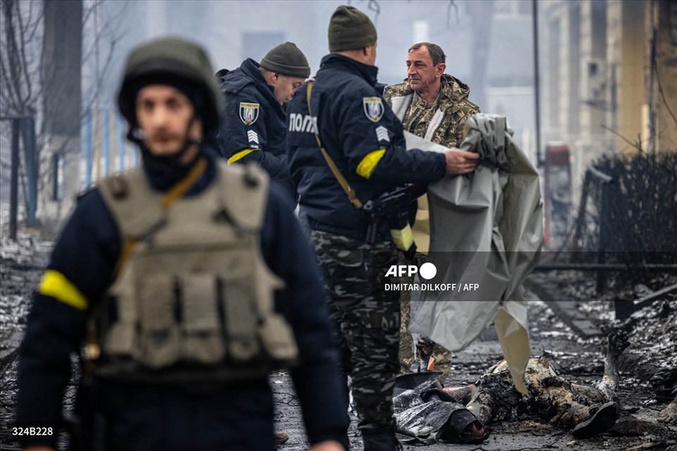 Khám nghiệm thi thể của những người qua đường thiệt mạng trong cuộc không kích ngày 2.3.2022 vào tháp truyền hình chính của Kiev. Ảnh: AFP