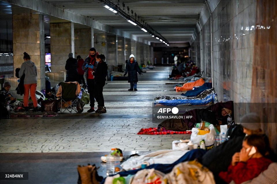 Dân thường trú ẩn tại một ga tàu điện ngầm ở Kiev, ngày 2.3.2022. Ảnh: AFP