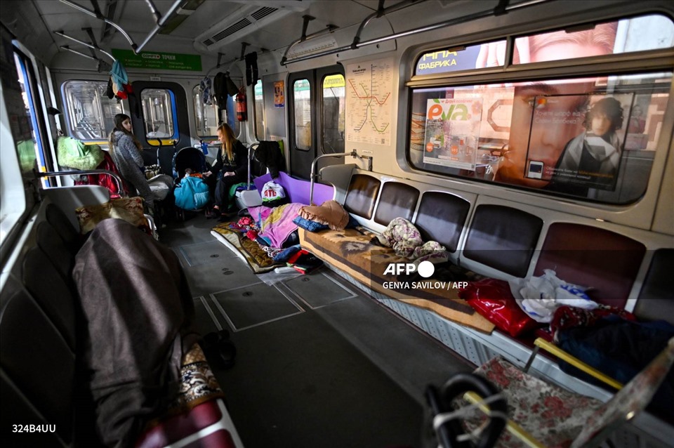 Một gia đình trú ẩn trong toa tàu điện ngầm ở Kiev, ngày 2.3.2022.