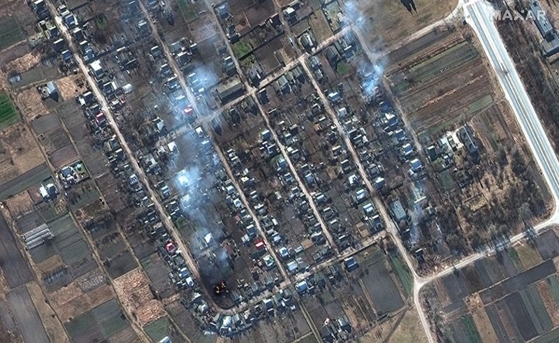Những ngôi nhà bị cháy ở làng Rivnopillya. Ảnh: Maxar