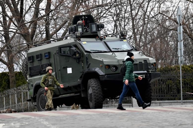 Quân đội Ukraina chặn một con đường trong khu chính phủ ở Kiev. Ảnh: AFP