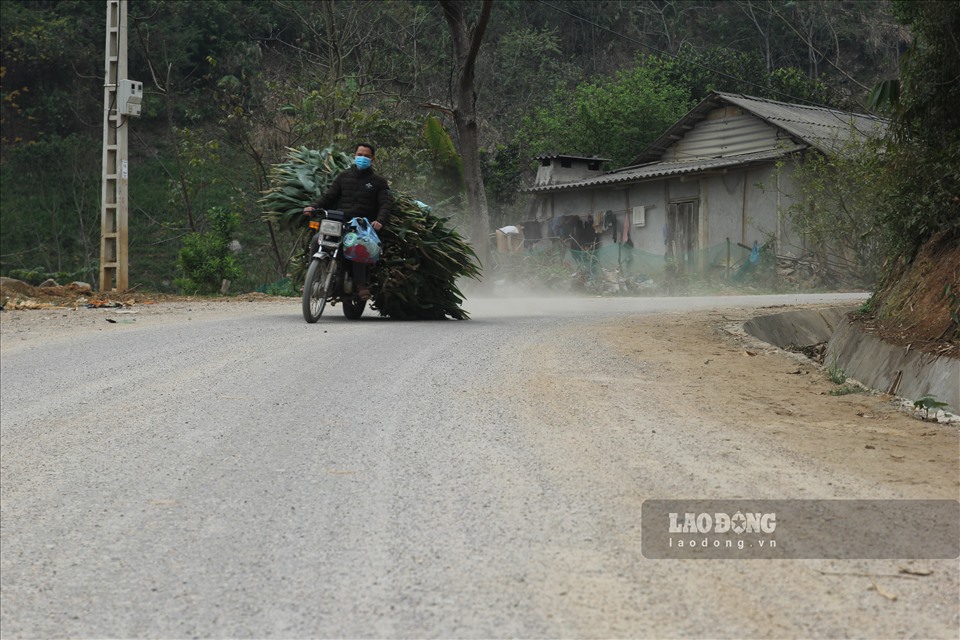 Ngày 2.3, ghi nhận của PV tại tuyến đường từ xã Lâm Giang đi xã Lăng Thíp của huyện Văn Yên, nhiều đoạn vá chằng chịt, có đoạn bong tróc, hư hỏng, lộ cả đá ra ngoài, các ổ gà xuất hiện liên tiếp trên bề mặt đường.