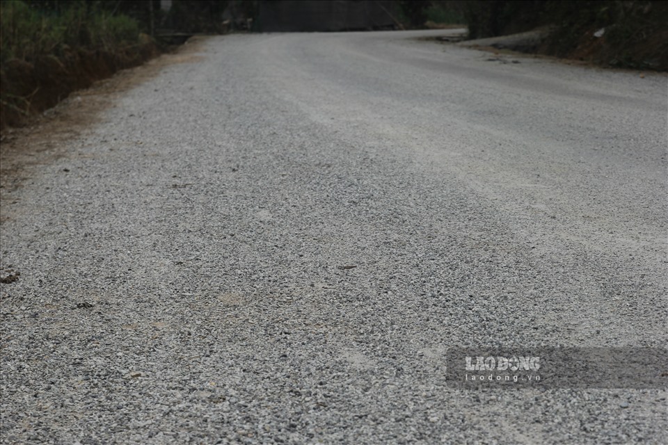 Trên mặt đường, đá dăm rơi vãi khắp nơi, tập trung nhiều tại các đoạn dốc, cua tiềm ẩn nguy cơ rất cao đối với người và phương tiện khi lưu thông trên tuyến đường này.