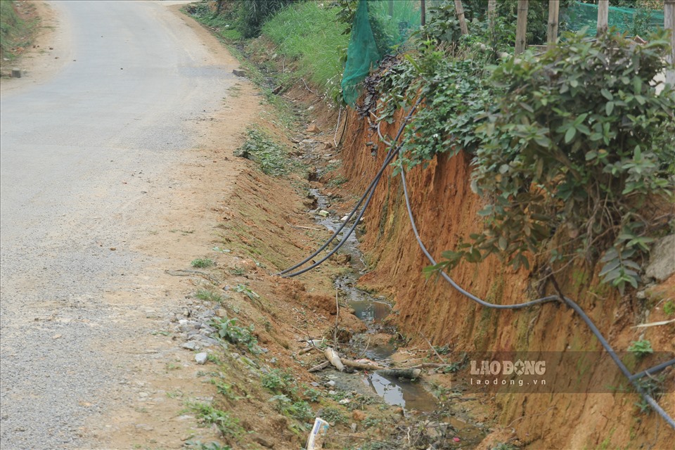 Trao đổi với PV về vấn đề này, ông Lê Minh Lập – Chủ tịch xã Lăng Thíp cho biết: “Tuyến đường Lâm Giang đi Lăng Thíp do liên danh Công ty Cổ phần xây dựng giao thông Yên Bái và Công ty TNHH Nam Thành thi công. Đến cuối năm 2021 thì đơn vị thi công đã cơ bản hoàn thiện bề mặt đường. Tuy nhiên chưa thảm nhựa cũng như bàn giao”.